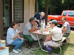 ブルーギルフライとチリの昼食。写真の左からキャロリンさん、アーバートさん、SCA奨学生のカーリーさん。