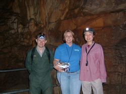 【写真8】公園職員のジョナサンさん、ボランティアのニコルさんと鍾乳洞内の大気モニタリング調査へ