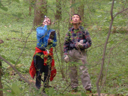 【写真11】責任者のローラさんとバターナッツの樹高を測定しているところ。