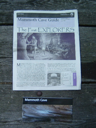 【写真16】マンモスケイブ国立公園のパンフレット（下）とパークニュース（上）