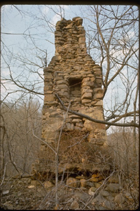 今も公園に残る住居跡の煙突（国立公園局ホームページより）