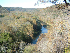 歩道沿いの展望台から望むグリーン川。10月に入ると木々はすっかり葉を落としてしまう。