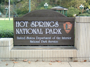 ホットスプリング国立公園の入口看板