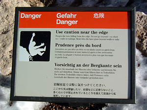 グランドキャニオンの注意標識。日本語も含めた4ヶ国語表記の注意標識は、グランドキャニオン以外では目にすることがなかった。