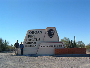 オルガンパイプサボテン国立記念物公園の入口標識。