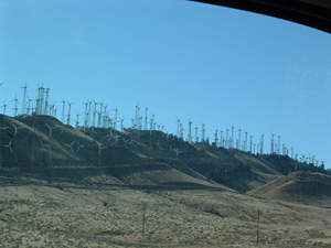 山の尾根に風力発電の風車がたくさん回っていました。