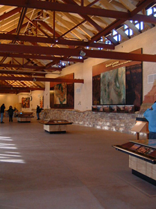 ビジターセンターの内部。フロア中央部の展示と同じパネルが壁面にも展示されている