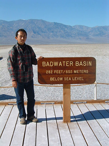 Badwater Basinは、海抜マイナス85メートル。ねずみ色に見えるのは地表に集積した塩類