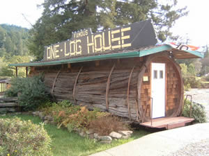 レッドウッドの丸太を切り抜いて作られた「ワンログハウス」。