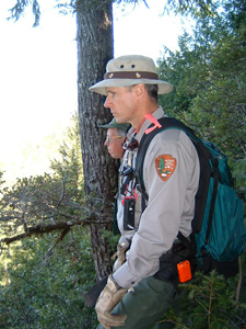 国立公園職員のスコットさん（手前）とティムさん。スコットさんは、GPS端末を首から提げ、車載用アンテナをザックの上に取り付けている。