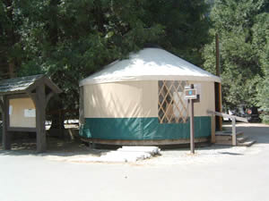 日帰り客用の駐車場の側に設けられた仮設のインフォメーションステーション