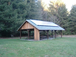 写真12：屋根に太陽電池パネルが設置されている屋外教室