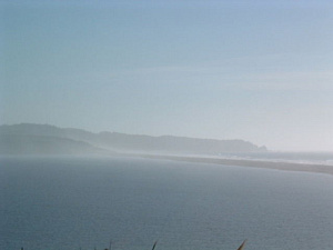 写真5：道路の海側に広がるラグーン（写真手前）。右手に細く砂嘴（さし）がのびているのが見える