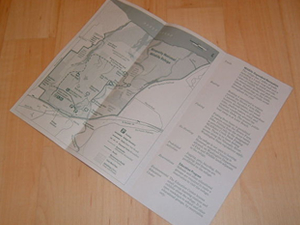 写真11：パンフレットの裏面。最低限の保護区地図が印刷されている