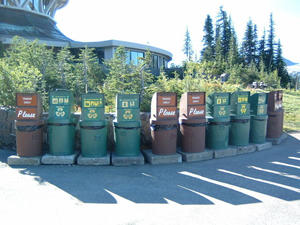 写真21：ビジターセンター前に設置されたゴミ箱の列。アメリカではめずらしく、ゴミが分別回収されている