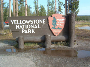 写真2：イエローストーン国立公園の入口標識