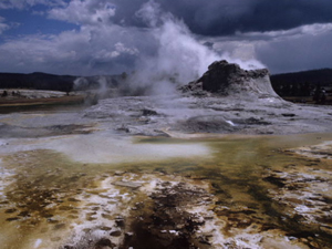 写真19：キャッスルガイザーと呼ばれる温泉の噴出孔