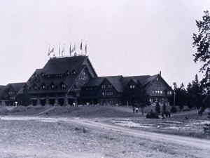 写真24：建設当時のオールドフェイスフルイン。現在もほぼ当時のままの姿を保っている（1912年　NPS PHOTO）