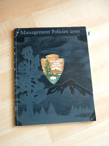 写真28：国立公園局の憲法ともいえる管理政策書（写真は改定前の2001年版）