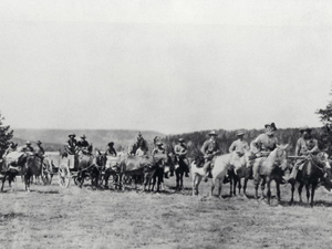 写真29：国立公園設立後の1878年に撮影された、ノリス所長一行の写真。当時は、軍隊が国立公園を管理していた（NPS PHOTO）