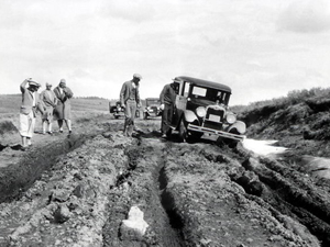 写真38：道路のぬかるみにタイヤがはまってしまった自動車。当時は公園へのアクセスも未整備で、時間とお金に余裕のある利用者だけが国立公園を訪問することができた（1925年撮影　NPS PHOTO）