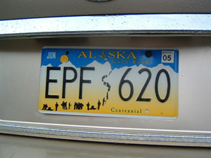 写真3：レンタカーのナンバープレートにはゴールドラッシュでアラスカに押し寄せた人の列が描かれている