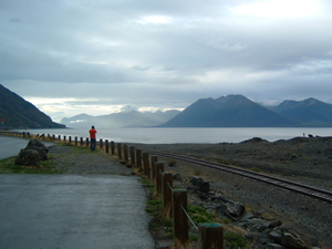 写真4：ターナガン湾。写真手前にはアラスカ鉄道の線路が見える