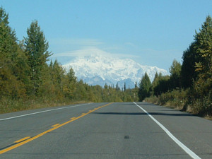 写真2　道路からのマッキンリー山。真っ白い山塊が印象的だ