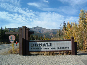 写真5　デナリ国立公園の入口看板。かなりサイズも大きく、手前には駐車場も整備されている