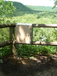 マンモスケイブ国立公園内の展望台に設置されたモニタリング用ウェブカメラ	