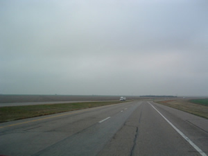 カンザス州を走る。道路の両側は牧草地だろうか