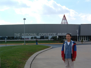 シボレーコルベットの博物館（The National Corvette Museum）の前にて