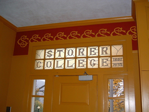 現在も入口のガラスに残るストローラーカレッジの文字