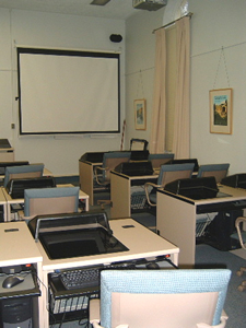講義室の机にはモニターとキーボードが備え付けられている