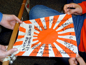 富士山に登山した際の杖に結びつけられていた旗。署名やメッセージは、クミンズ所長と一緒に登った日本のパークレンジャーのものだそうだ。