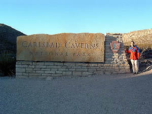 カールスバット鍾乳洞国立公園の入口標識。石造りのしっかりした造りが鍾乳洞のイメージと合っている。