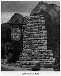 ザイオン国立公園の古い入口標識。石積みのパイロンが主体であることがわかる（国立公園局　公園及びレクリエーション施設より）。