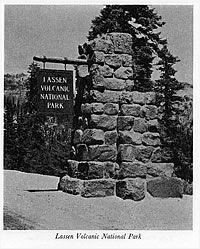 ラッセン火山国立公園の古い入口標識（国立公園局　公園及びレクリエーション施設より）。