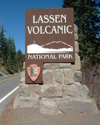 現在のラッセン火山国立公園の入口標識。パイロンの部分がうまく標識のデザインとして残されている。
