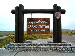 グランドティートン国立公園の入口標識。ゲートの意匠を取り入れたデザインを採用している。