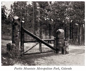 古い木製のゲート。扉を支える支柱が長く、もう片方の柱が短い（国立公園局　公園及びレクリエーション施設より）。