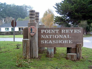 ポイントレイズ国立海岸の入口標識には複数の木柱があしらわれている。片側が高いことや、支柱が複数立てられているところは古いゲートの意匠ではないだろうか。