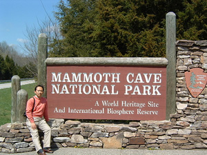 マンモスケイブ国立公園の入口標識にもやはり木柱があしらわれている。