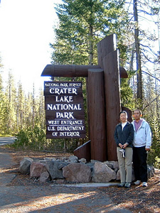 現在のクレーターレイク国立公園の入口標識。デザインはほとんど変っていない。