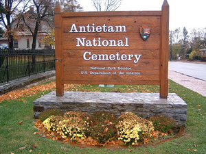 アンティータム国立墓地の標識（二本支柱）。