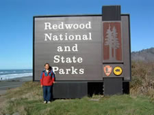 国立公園の入口標識の例（レッドウッド国立州立公園）。標識が大きく、立派な木材がふんだんに使用されている。標識の前には広々とした駐車スペースが整備されており、車をとめてゆったりと記念撮影ができる。これも、国立公園のイメージを維持するための効果的なビジターサービスのひとつであるが、そのためには相当なコストがかけられている