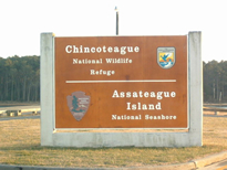 入口標識には、チンカティーグ国立野生生物保護区とアサティーグ島国立海岸の2つの名称が記されている