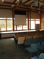 講堂の前面にも窓が設置されている。テーマや聴衆によって効果的な設定が可能だ