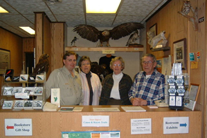 ビジターセンターのカウンターにて。向かって左から2人目がボランティアで売店のマネージャーをしている女性。一番左端が国立野生生物保護区の職員