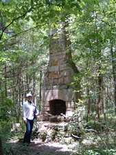 公園の森の中には今も民家の暖炉などが残されている。